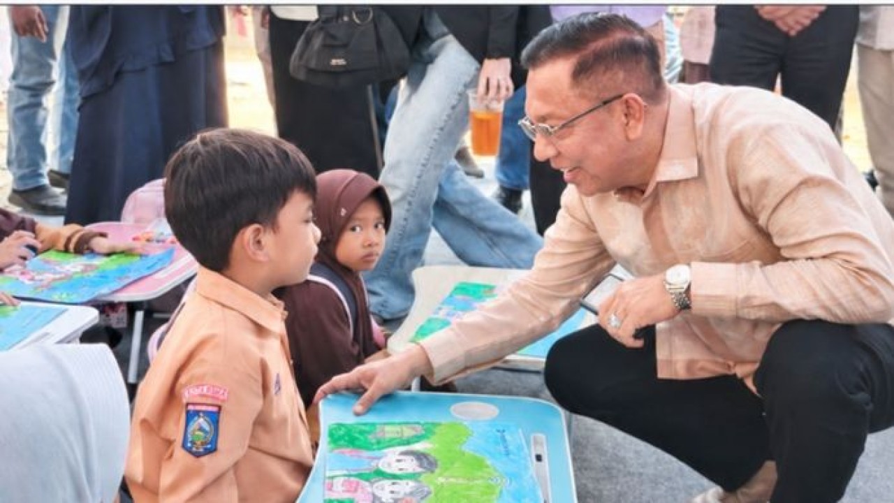 Walikota Bima, H.A. Rahman H . Abidin, S.E., sedang berbincang akrab dengan anak peserta lomba melukis. (Istimewa)