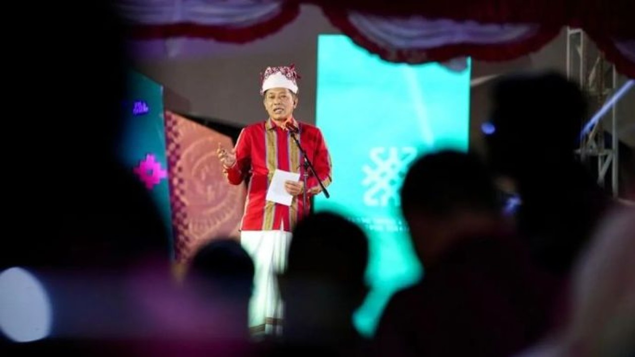 Menteri Koperasi Ferry Juliantono menghadiri penutupan ajang Pesona Tenun dan Budaya Toraja 2026 di Pasar Seni Makale, Kabupaten Tana Toraja, Sulawesi Selatan, Sabtu, 29 Agustus 2026. (Antara)