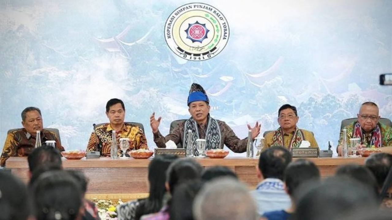 Menteri Koperasi Ferry Juliantono mengunjungi Koperasi Simpan Pinjam (KSP) Balo’ta, Kabupaten Toraja Utara, Sulawesi Selatan, Minggu, 30 Agustus 2026. (Antara)