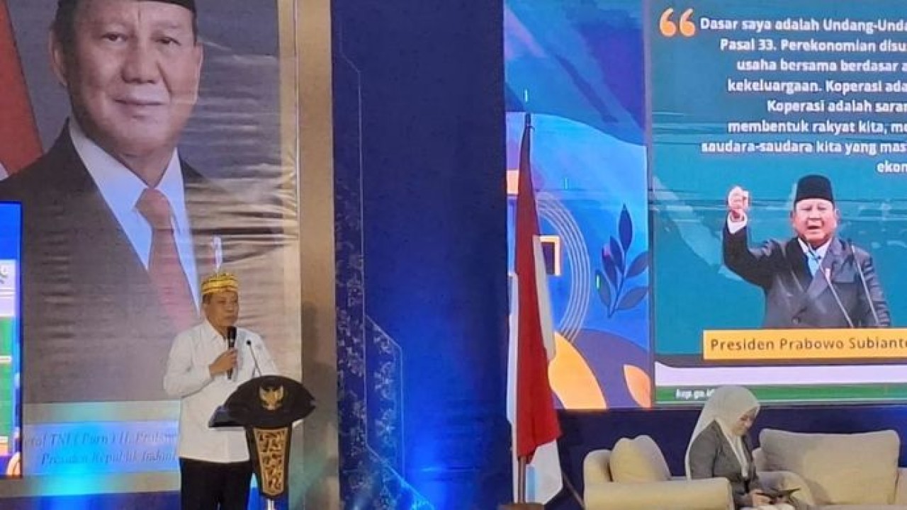 Menteri Koperasi Ferry Juliantono memberi paparan terkait koperasi desa kelurahan merah putih di Bandarlampung, Jumat (4/9/2026). (Antara)