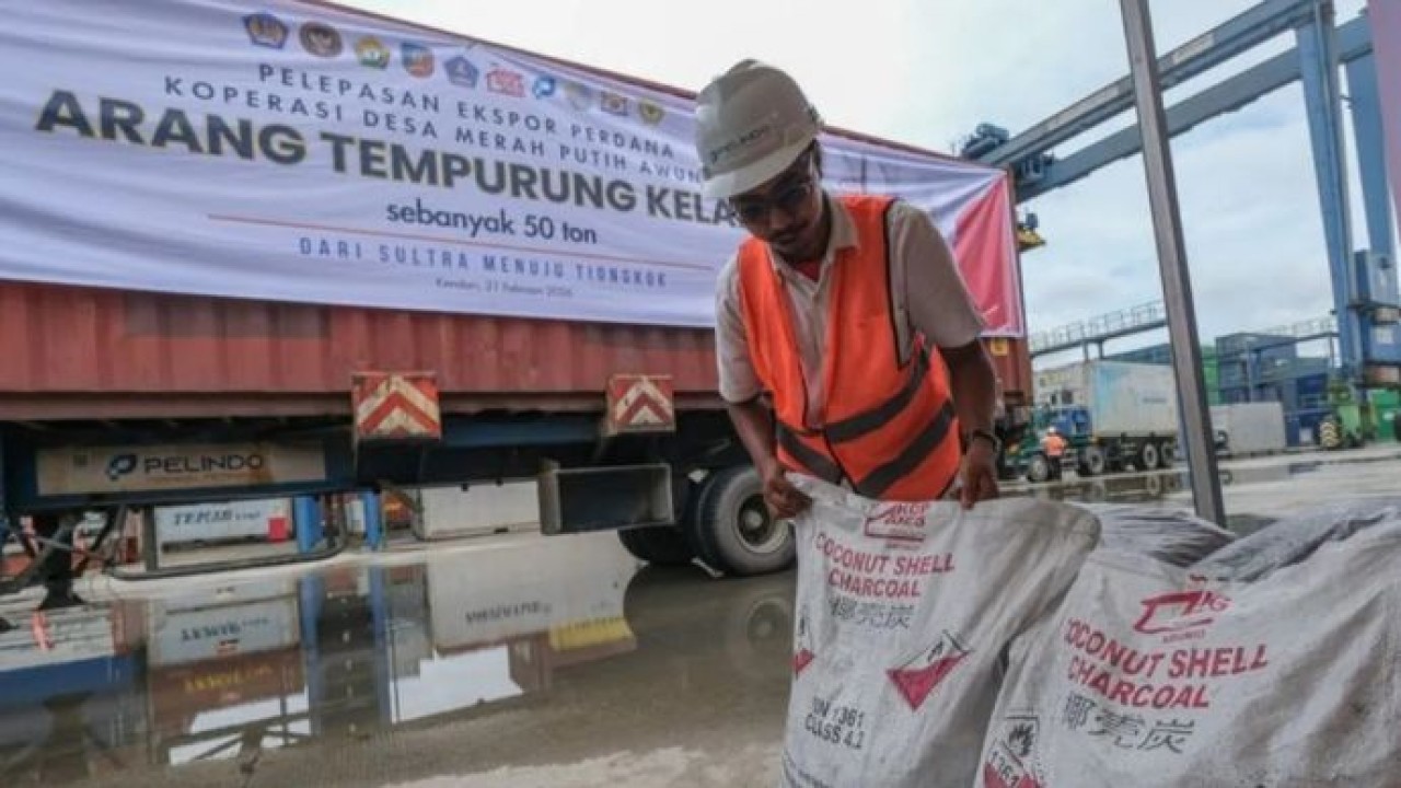 Ilustrasi - Petugas koperasi menata karung berisi sampel arang tempurung kelapa saat pelepasan ekspor perdana arang tempurung kelapa produksi Koperasi Desa Merah Putih (KDMP) Awunio di Pelabuhan Kendari New Port, Kendari, Sulawesi Tenggara, Sabtu, 21 Febuari 2026. Pemprov Sulawesi Tenggara melepas ekspor perdana 50 ton arang tempurung kelapa senilai Rp750 juta hasil produksi KDMP Awunio, Kabupaten Konawe Selatan dengan tujuan China. (Antara)