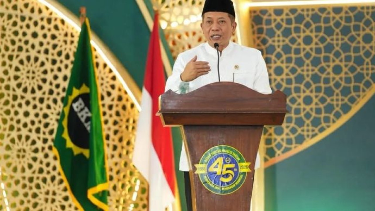 Menteri Koperasi Ferry Juliantono memberikan sambutan dalam Muktamar X Badan Kontak Majelis Taklim (BKMT) di Jakarta, Kamis, 24 September 2026 (Antara)