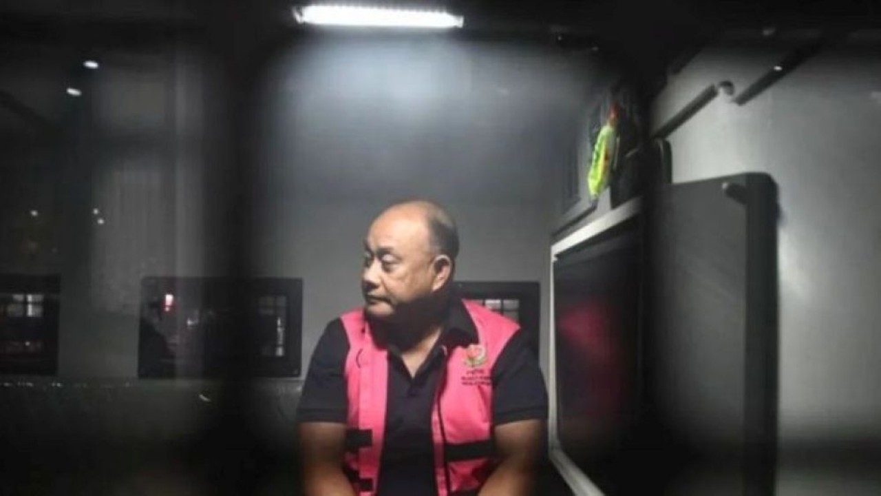 Tersangka dugaan tindak pidana korupsi tata kelola program Makan Bergizi Gratis (MBG) pada Badan Gizi Nasional (BGN) Dadan Hindayana berada di dalam mobil tahanan di Kejaksaan Agung, Jakarta, Rabu (3/6/2026). (Foto: Antara)