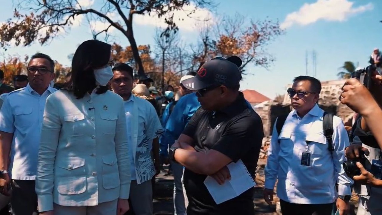 Menteri Pariwisata (Menpar) Widiyanti Putri Wardhana meninjau langsung Desa Adat Sade, Lombok Tengah, Nusa Tenggara Barat (NTB), pasca-kebakaran yang berdampak pada kehidupan masyarakat serta ekosistem pariwisata setempat. (Foto: Dok/Istimewa/Bakom RI)