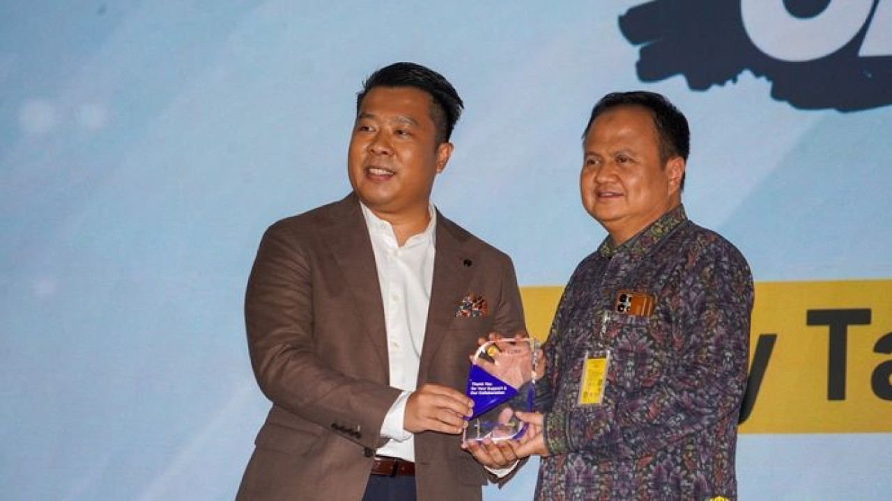 Direktur Utama Nusantara TV Randy Monthonaro Tampubolon bersama Kepala Badan Kewirausahaan dan Hubungan Antar Lembaga/ Sekretaris Universitas, Prof. Dr. dr. Budi Wiweko, Sp. O.G, Subsp. F.E.R., MPH, FRANZCOG (Hons), FICRM