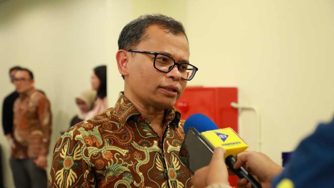 Direktur Eksekutif Surveilans, Pemeriksaan, dan Pengaturan Bank Lembaga Penjamin Simpanan (LPS), Ridwan Nasution menjawab pertanyaan media usia hadir menjadi pembicara dalam gelar wicara (talkshow) Nusantara TV Goes to Campus bertajuk “Money Talk, No Stress” di UI, Depok