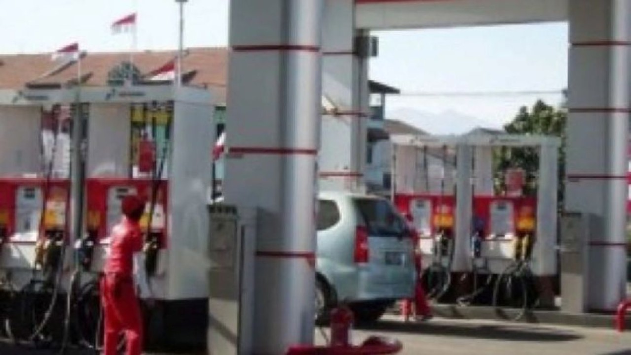 PT Pertamina Patra Niaga melalui Regional Sumbagut telah melakukan pembinaan dan memberikan sanksi kepada pengelola stasiun pengisian bahan bakar umum (SPBU) yang melanggar penyaluran bahan bakar minyak (BBM) bersubsidi di Sumatera Barat. (Foto: Antara)