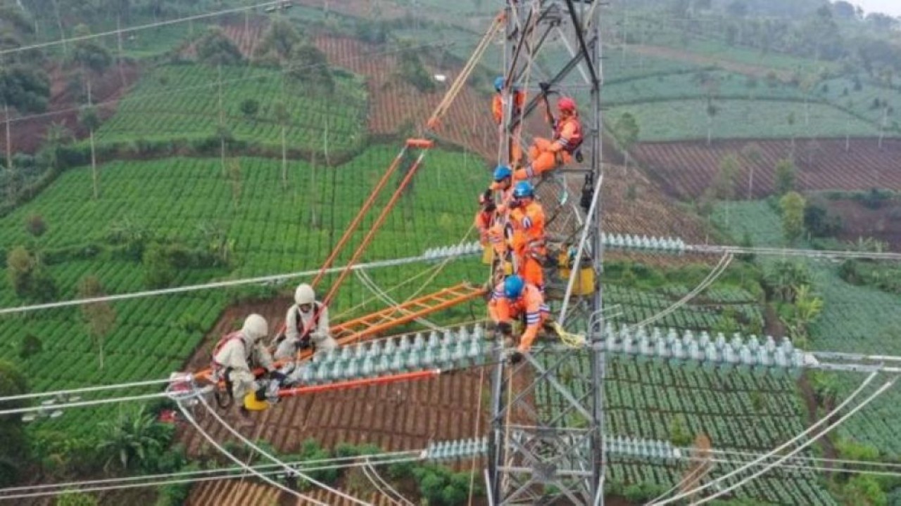 Ilustrasi. Pemeliharaan jaringan transmisi oleh petugas PLN sebagai bagian dari upaya menjaga keandalan dan kestabilan Sistem Sulbagsel. (Foto: Antara)