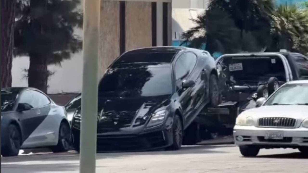 Pengemudi Porsche Panamera di Glendale, California, Amerika Serikat (AS), melakukan aksi nekat dengan membawa kabur mobilnya saat masih terikat pada truk derek. (Foto: Tangkapan layar Instagram @kakonauto)