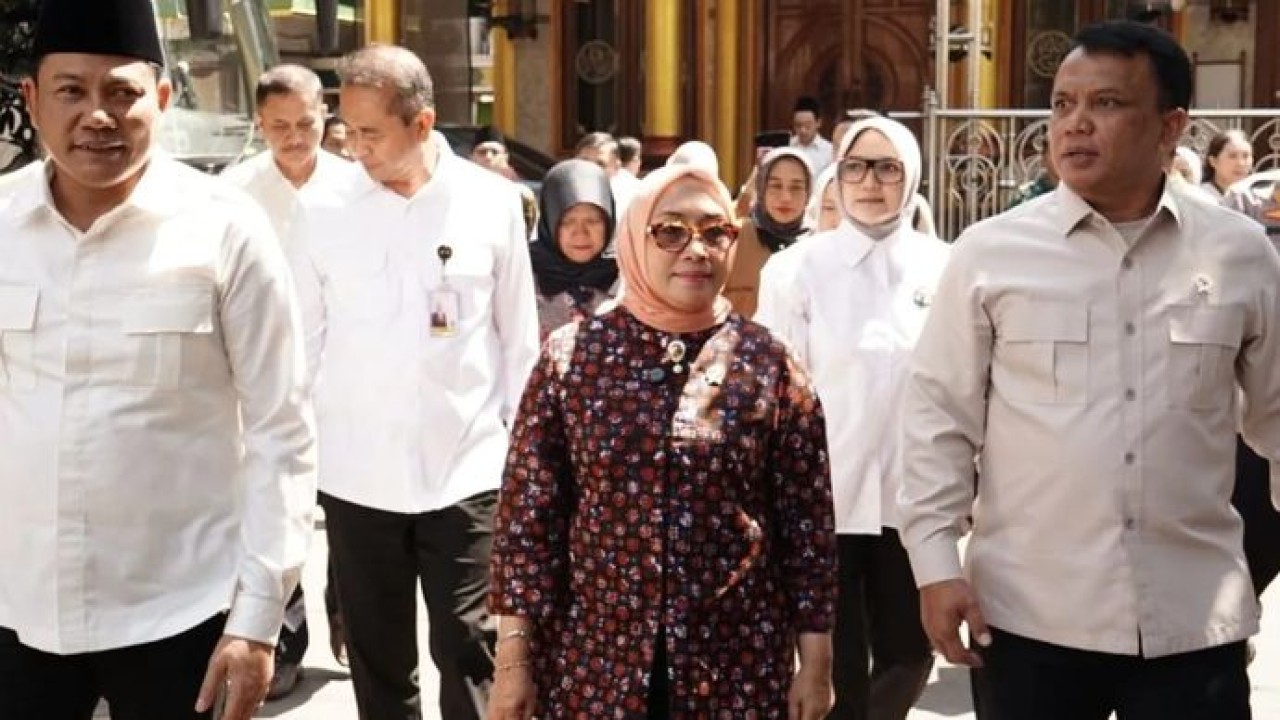 Wakil Kepala Badan Gizi Nasional (BGN)​​​​​​​ Mayor Jenderal TNI Trenggono (kanan), Menteri Pemberdayaan Perempuan dan Perlindungan Anak (PPPA) Arifah Choiri Fauzi ​​​​​​​(tengah), dan Bupati Sidoarjo Subandi (kiri) mengunjungi Ponpes Manbaul Hikam Sidoarjo (Antara)
