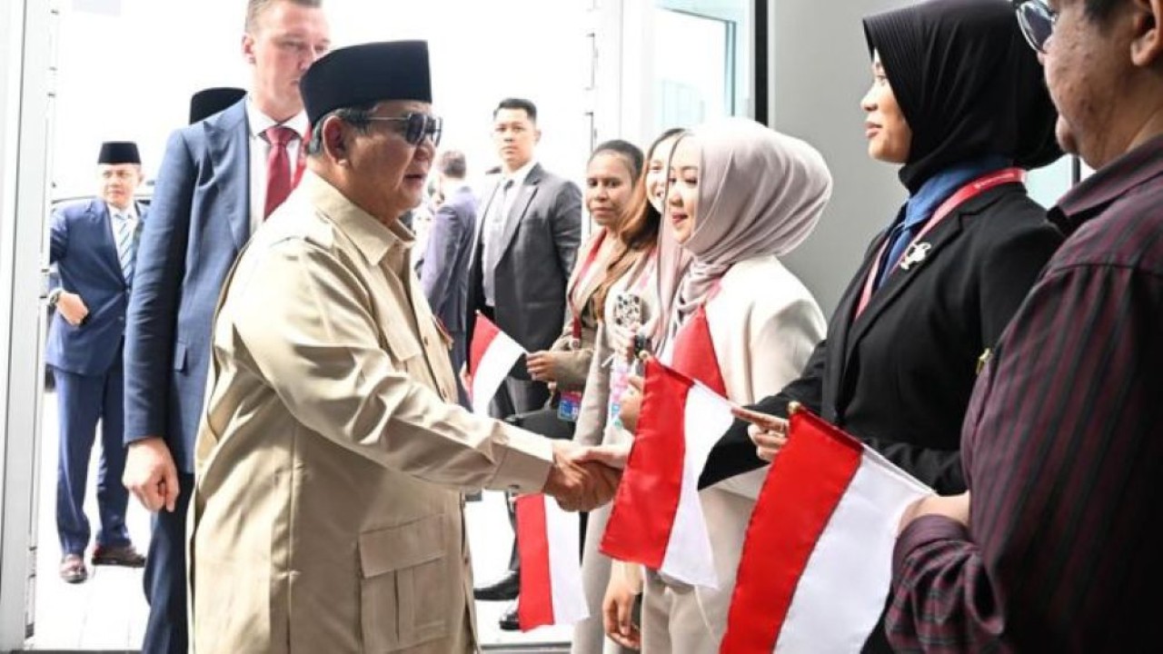 Mahasiswa Indonesia menyambut kedatangan Presiden Prabowo Subianto di Vladivostok, Federasi Rusia pada Rabu, 2 September 2026. (Foto: Istimewa)