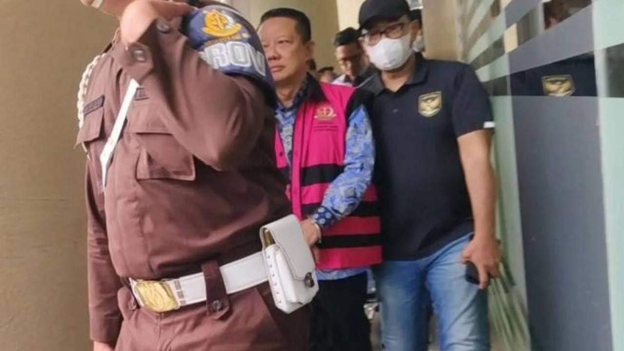Mantan Jaksa Agung Muda Bidang Tindak Pidana Khusus (Jampidsus) Febrie Adriansyah (tengah) berjalan menuju mobil tahanan usai diperiksa terkait kasus dugaan korupsi dan tindak pidana pencucian uang (TPPU) di Gedung Utama Kejaksaan Agung, Jakarta (Antara)