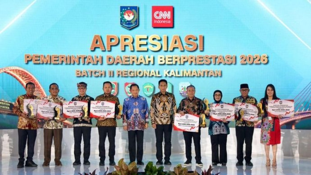 Kementerian Dalam Negeri (Kemendagri) memberikan penghargaan kepada pemerintah daerah (Pemda) berprestasi tahun 2026 Batch II Regional Kalimantan, Kamis (3/9/2026). (Foto: Dok/Istimewa)