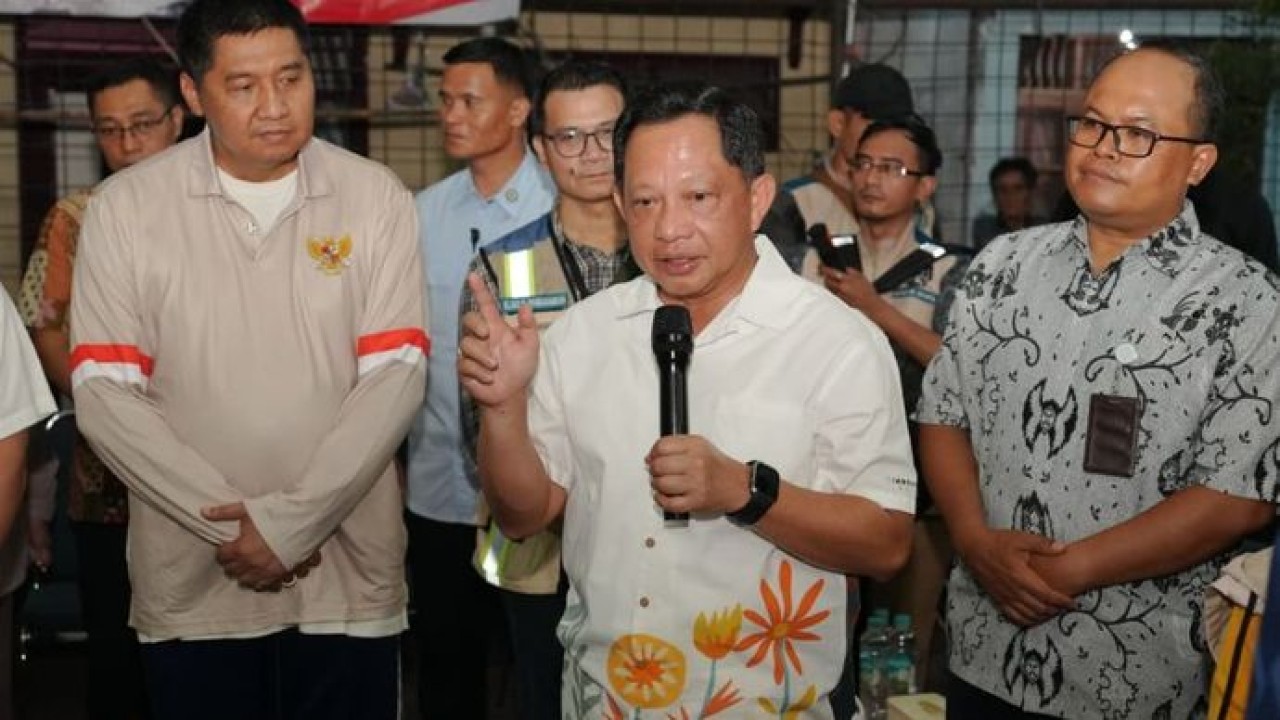 Menteri Dalam Negeri (Mendagri) Muhammad Tito Karnavian meninjau pelaksanaan Program Bedah Rumah di Kelurahan Bukit Duri, Kecamatan Tebet, Jakarta Selatan, Sabtu (5/9/2026). (Foto: Dok/Istimewa/Kemendagri)