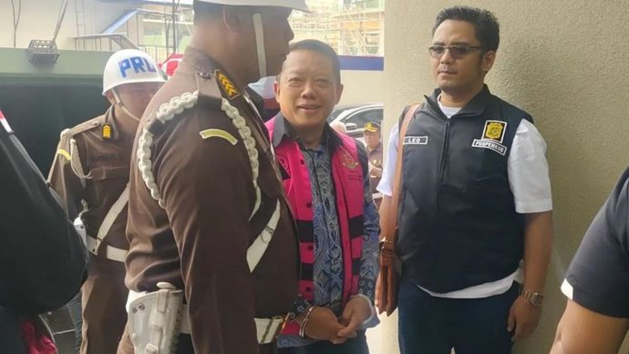 Mantan Jaksa Agung Muda Bidang Tindak Pidana Khusus (Jampidsus) Febrie Adriansyah (tengah) tiba untuk menghadiri panggilan pemeriksaan terkait kasus dugaan korupsi dan tindak pidana pencucian uang (TPPU) di Gedung Utama Kejaksaan Agung, Jakarta (Antara)