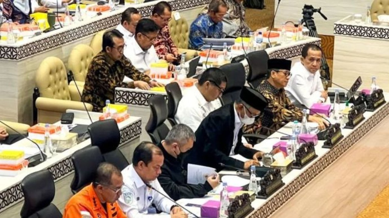 Menteri Transmigrasi M Iftitah Sulaiman Suryanagara (kanan), Menteri Perhubungan Dudy Purwagandhi (ketiga kiri), Menteri Pekerjaan Umum Dody Hanggodo (tengah), Menteri Perumahan dan Kawasan Permukiman (PKP) Maruarar Sirait (ketiga kanan) dan pejabat lainnya dalam rapat kerja dengan Komisi V DPR RI di Jakarta, Kamis (24/9/2026). (Antara)