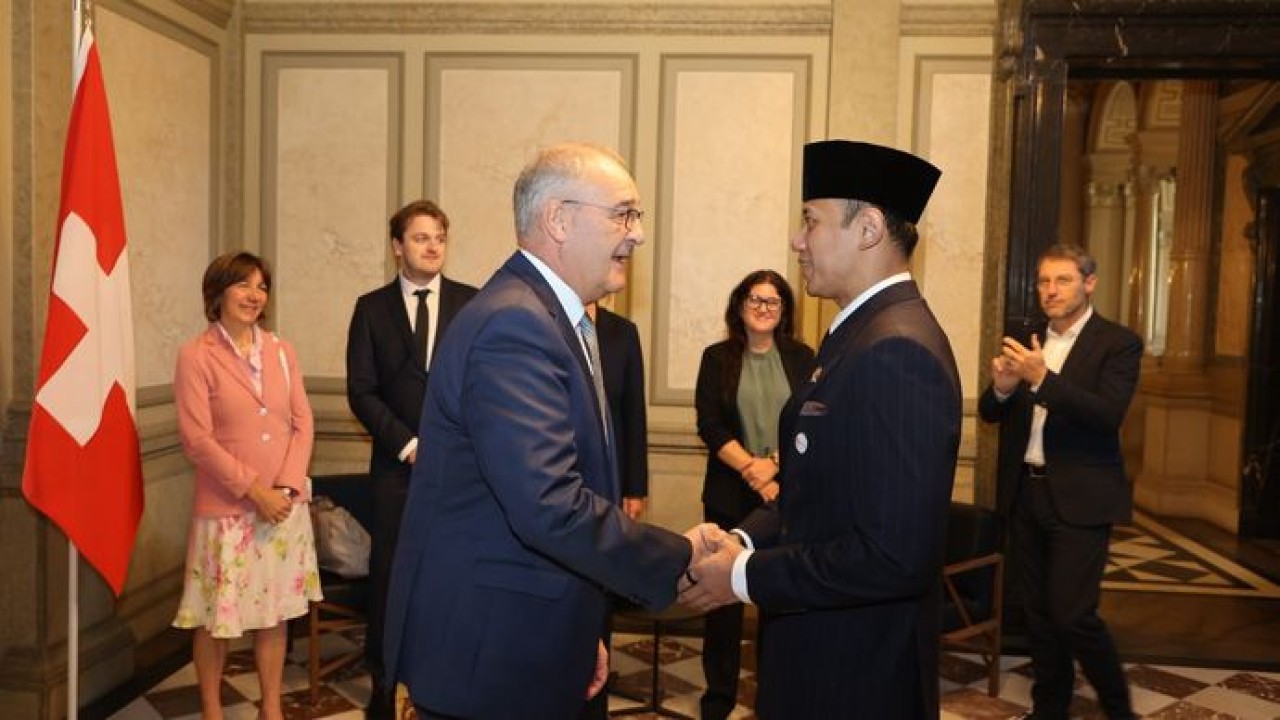 Menteri Koordinator Bidang Infrastruktur dan Pembangunan Kewilayahan Agus Harimurti Yudhoyono (AHY) melakukan jabat tangan resmi dengan Presiden Konfederasi Swiss Guy Parmelin di Federal Palace, Bern, Swiss, Senin (28/9/2026).