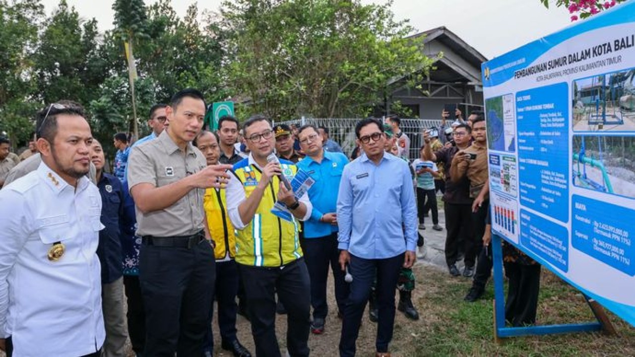 Menteri Koordinator Bidang Infrastruktur dan Pembangunan Kewilayahan Agus Harimurti Yudhoyono (AHY) bersama Gubernur Kalimantan Timur Rudy Mas’ud mendengarkan penjelasan teknis mengenai pembangunan sumur air dalam di Balikpapan.