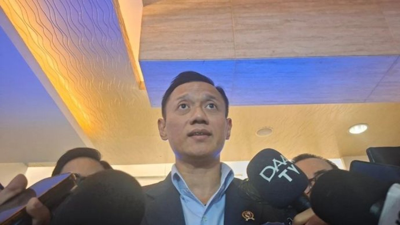 Menteri Koordinator Bidang Infrastruktur dan Pembangunan Kewilayahan (Menko Infra) Agus Harimurti Yudhoyono (AHY) menjawab pertanyaan dari awak media di Jakarta, Senin, 12 Oktober 2026. (Antara)