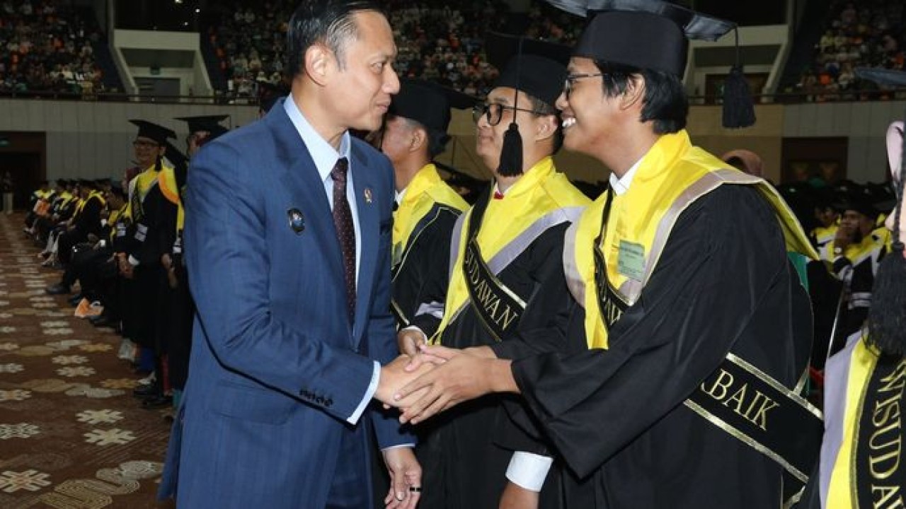 Menteri Koordinator Bidang Infrastruktur dan Pembangunan Kewilayahan Agus Harimurti Yudhoyono (AHY) menyalami para wisudawan usai menghadiri acara wisuda Universitas Nasional (UNAS), Sabtu (24/10/2026)