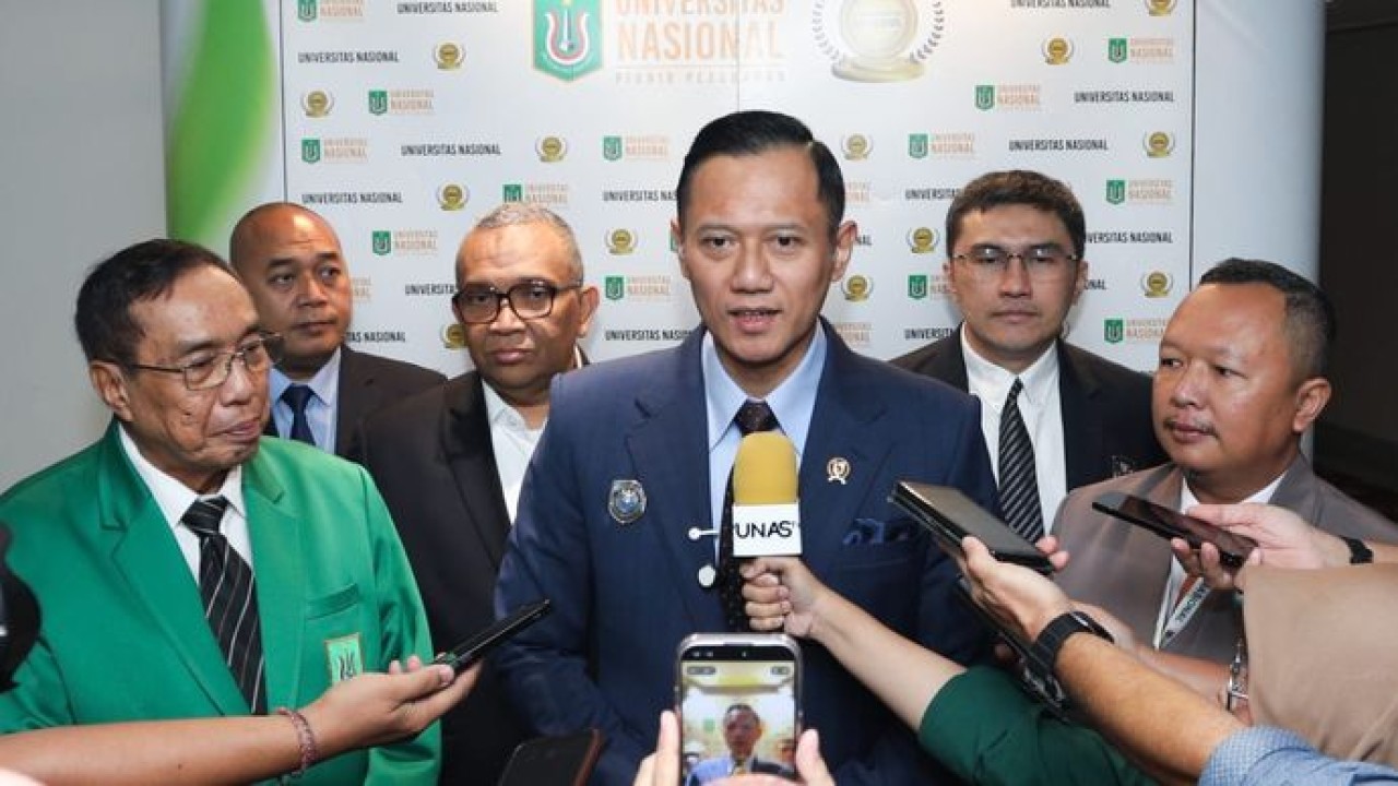 Menko AHY didampingi jajaran pejabat saat memberikan keterangan kepada awak media usai menghadiri acara wisuda di Universitas Nasional, Jakarta