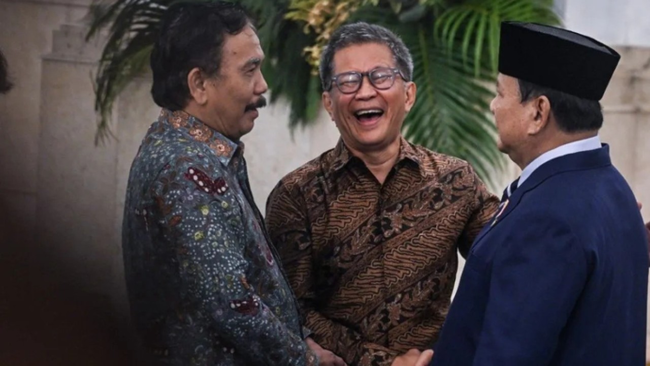 Presiden Prabowo Subianto (kanan) berbincang dengan Akademisi Rocky Gerung (tengah) dan Ketua Dewan Direktur Great Institute Syahganda Nainggolan (kiri) usai pelantikan pejabat baru dalam Kabinet Merah Putih di Istana Negara, Jakarta, Senin (27/4/202 (Antara)