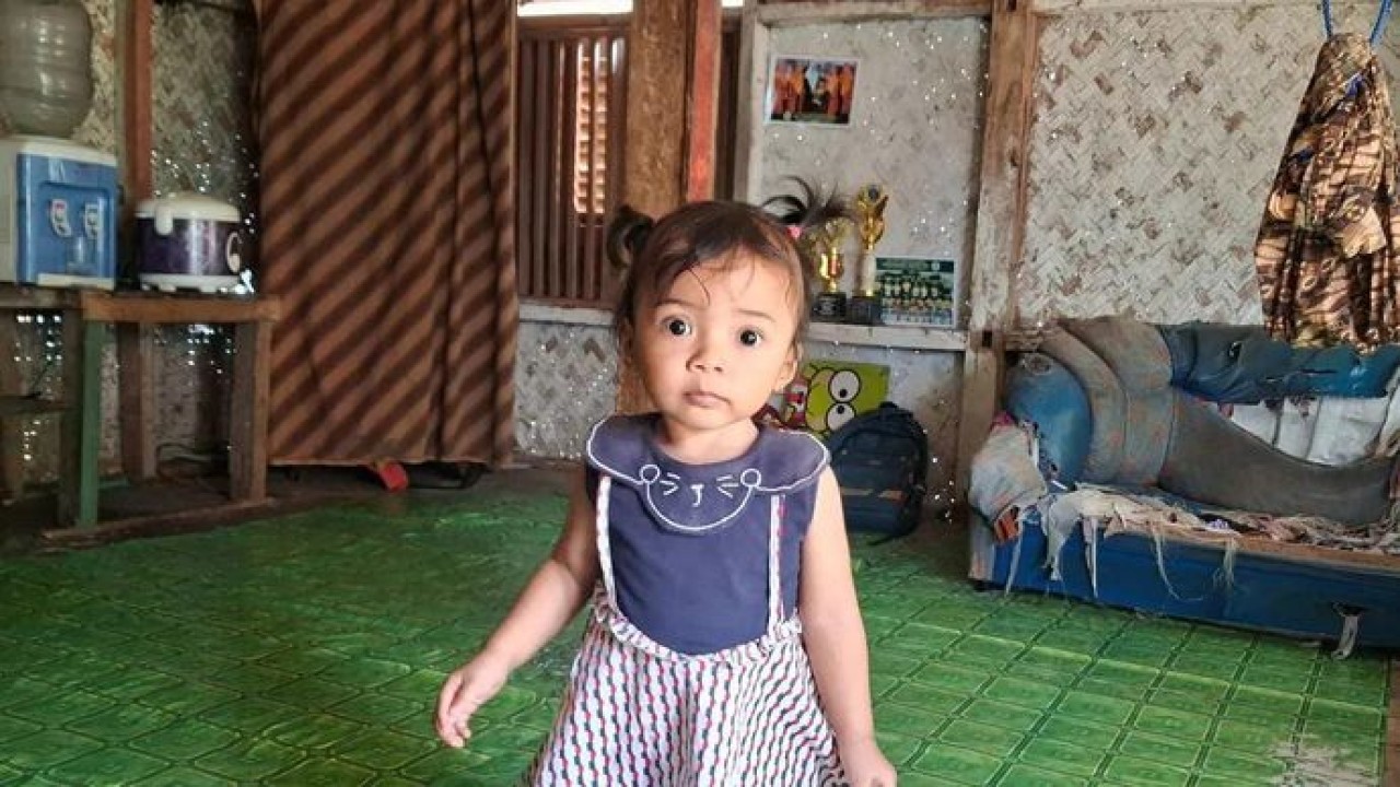 Salah satu anak dari Nahdi Riyanto dan Ayu Siti Rahayu, Nadira (1 tahun) sedang bermain di area rumah saat dikunjungi Mendukbangga/Kepala BKKBN Wihaji di Kabupaten Ciamis pada Selasa, 29 September 2026 (Antara)