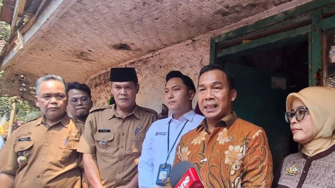 Mendukbangga/Kepala BKKBN Wihaji (dua dari kanan) ditemui usai mengunjungi keluarga risiko stunting di Kabupaten Ciamis, Jawa Barat, Selasa (29/9/2026). (Antara)