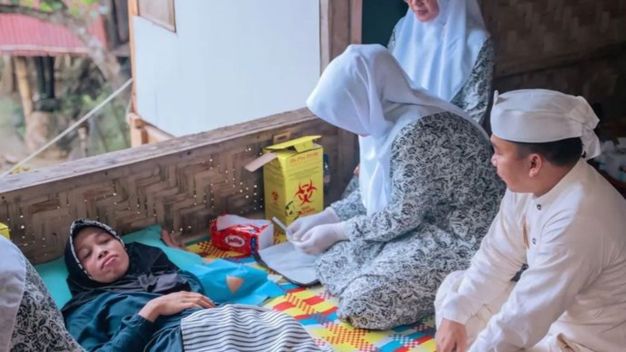 Mendukbangga/Kepala BKKBN (mengenakan baju putih) meninjau pelayanan KB di Baduy, Lebak, Banten. (Antara)