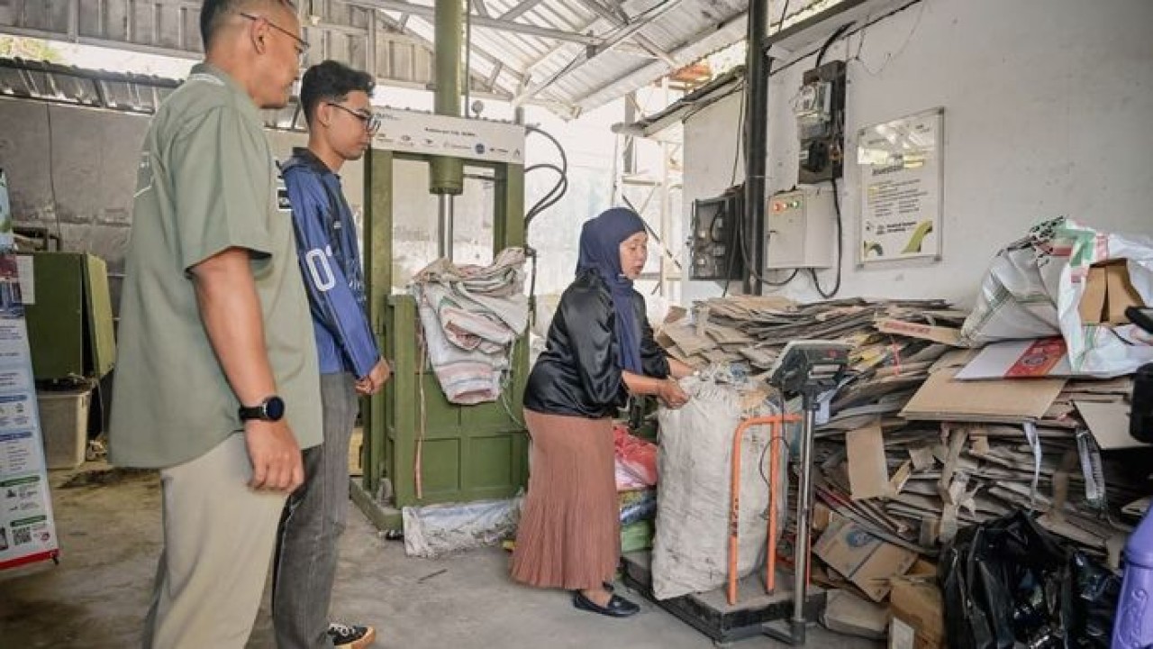 PT Pertamina (Persero) mendukung pengelolaan sampah berbasis masyarakat melalui Bank Sampah Putri Nyale di Desa Kuta, Kecamatan Pujut, Lombok Tengah, Nusa Tenggara Barat (NTB). (Foto: Dok/Istimewa/Pertamina)