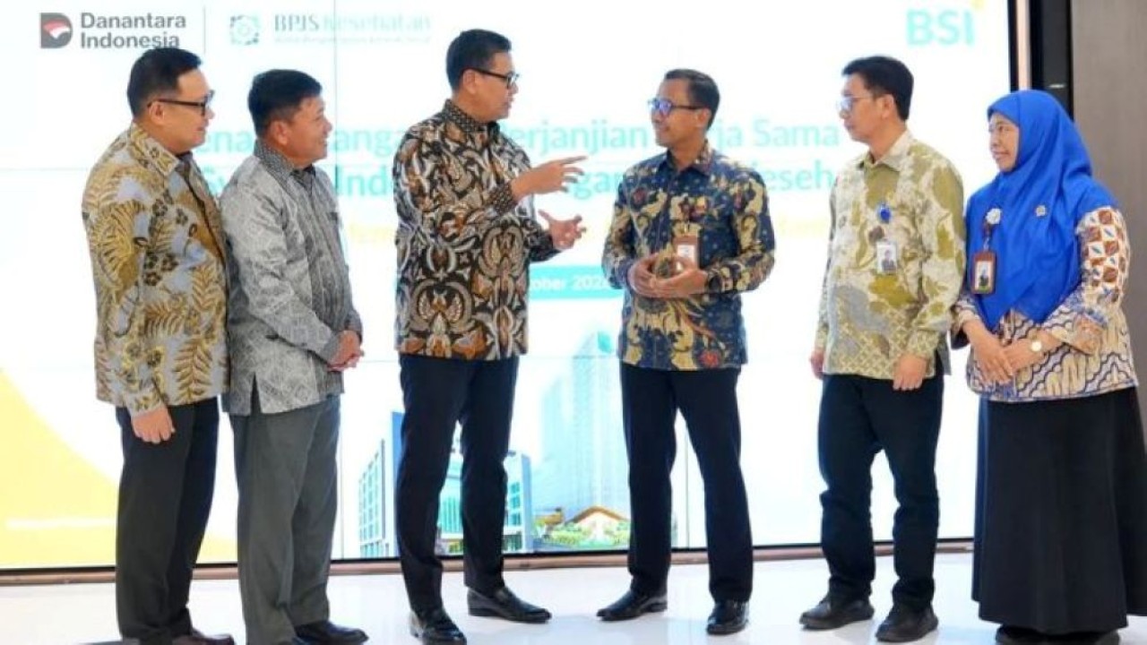 Direktur Utama BSI Anggoro Eko Cahyo (tiga dari kiri) dan Direktur Utama BPJS Kesehatan Prihati Pujowaskito (tiga dari kanan) berfoto bersama jajaran usai penandatangan kerja sama, di Jakarta, Senin, 12 Oktober 2026. (Foto: Antara)