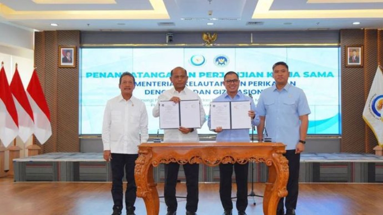 Kementerian Kelautan dan Perikanan (KKP) dan Badan Gizi Nasional (BGN) melakukan penandatangan dokumen Perjanjian Kerja Sama (PKS) untuk menghubungkan produksi perikanan dengan kebutuhan Satuan Pelayanan Pemenuhan Gizi (SPPG) di Jakarta, Rabu (30/9/2026). (Antara)