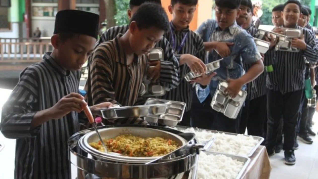 Siswa antre mengambil makanan secara prasmanan dalam uji coba pelaksanaan program Makan Bergizi Gratis (MBG) di MIN 2 Kota Malang, Jawa Timur, Kamis (2/4/2026). (Antara)