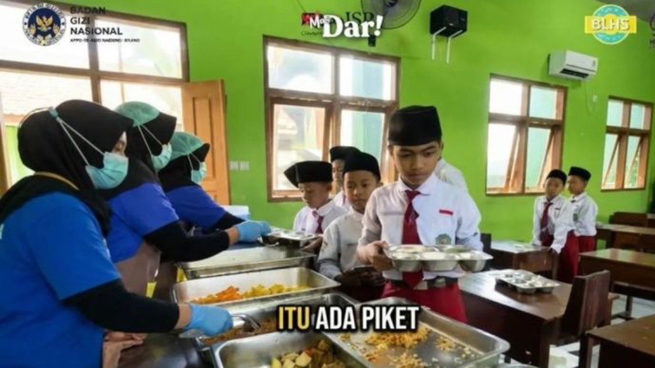 Uji coba Makan Bergizi Gratis (MBG) prasmanan di salah satu SPPG Kabupaten Jepara, Jawa Tengah. (Antara)