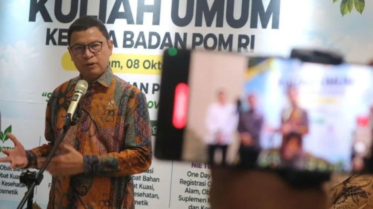 Kepala BPOM Taruna Ikrar memaparkan upaya pihaknya dalam mendukung pelaksanaan program makan bergizi gratis saat sesi wawancara cegat di Universitas Mataram, Kota Mataram, Nusa Tenggara Barat, Kamis (8/10/2026). (Antara)