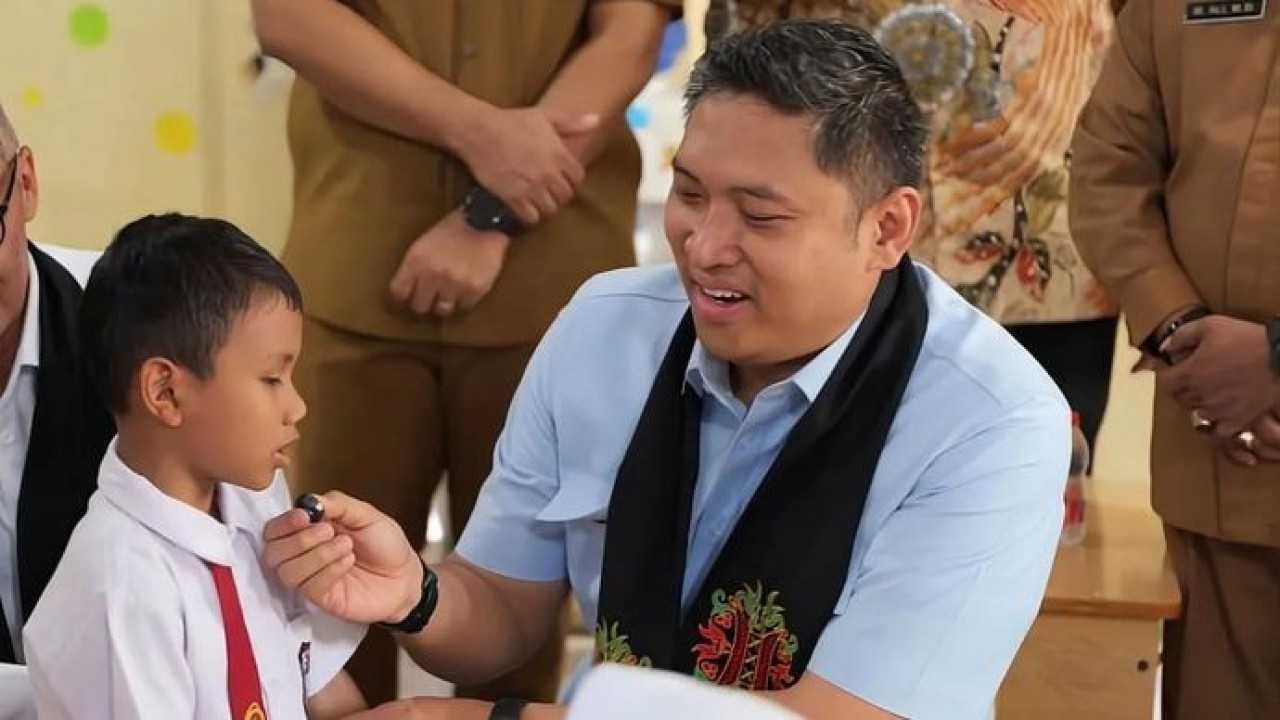 Kepala BGN Sudaryono berbincang dengan seorang siswa saat meninjau pembagian MBG di SDN Cot Meuraja, Aceh Besa (Antara)