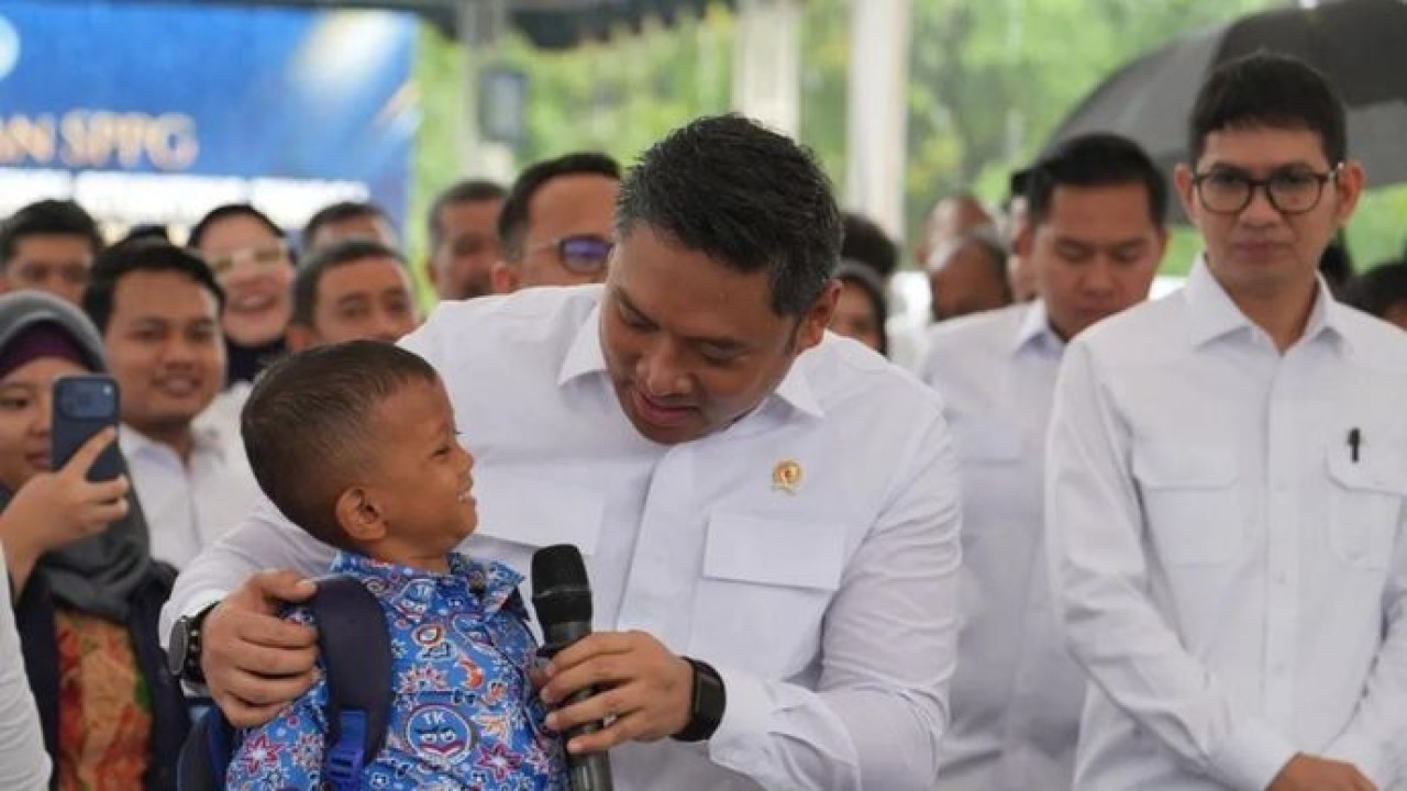 Kepala BGN Sudaryono (dua dari kanan) berbincang dengan seorang siswa pada pembukaan secara serentak 980 SPPG di wilayah 3T dan stunting tinggi di Aceh Besar (Antara)
