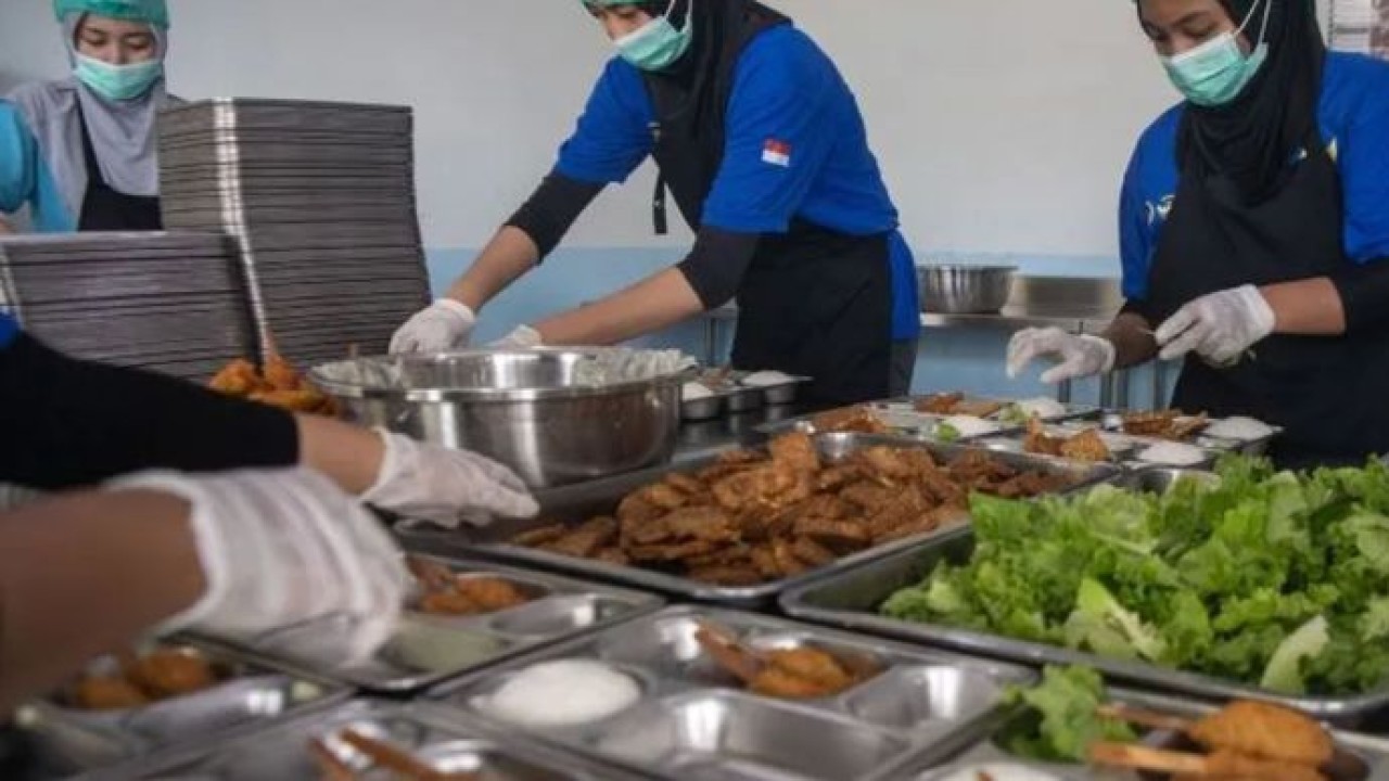 Pekerja menyiapkan paket makanan untuk MBG