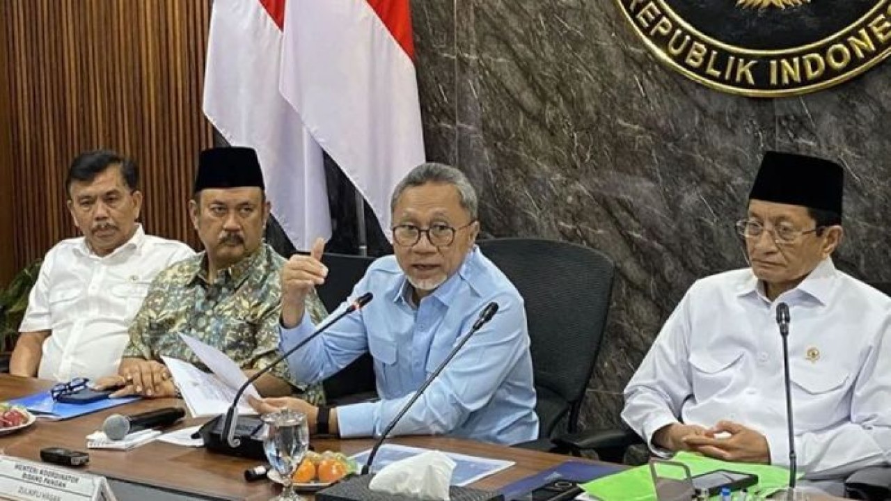 Menteri Koordinator Bidang Pangan Zulkifli Hasan (tengah) memberikan keterangan setelah rapat koordinasi MBG di Jakarta, Senin (19/10/2026) (Antara)