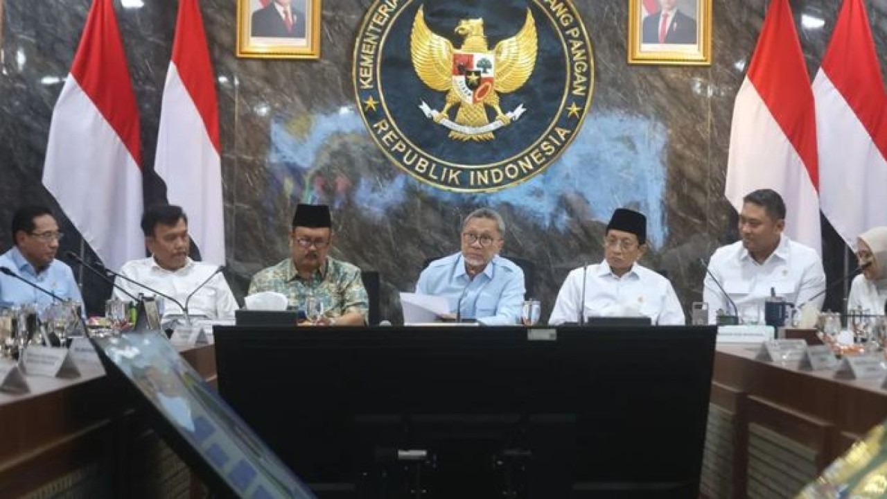 Menteri Koordinator Bidang Pangan Zulkifli Hasan (tengah) memimpin rapat koordinasi terbatas tingkat menteri mengenai penyelenggaraan program Makan Bergizi Gratis (MBG) di Kantor Kementerian Koordinator Bidang Pangan, Jakarta, Senin (19/10/2026) (Antara)