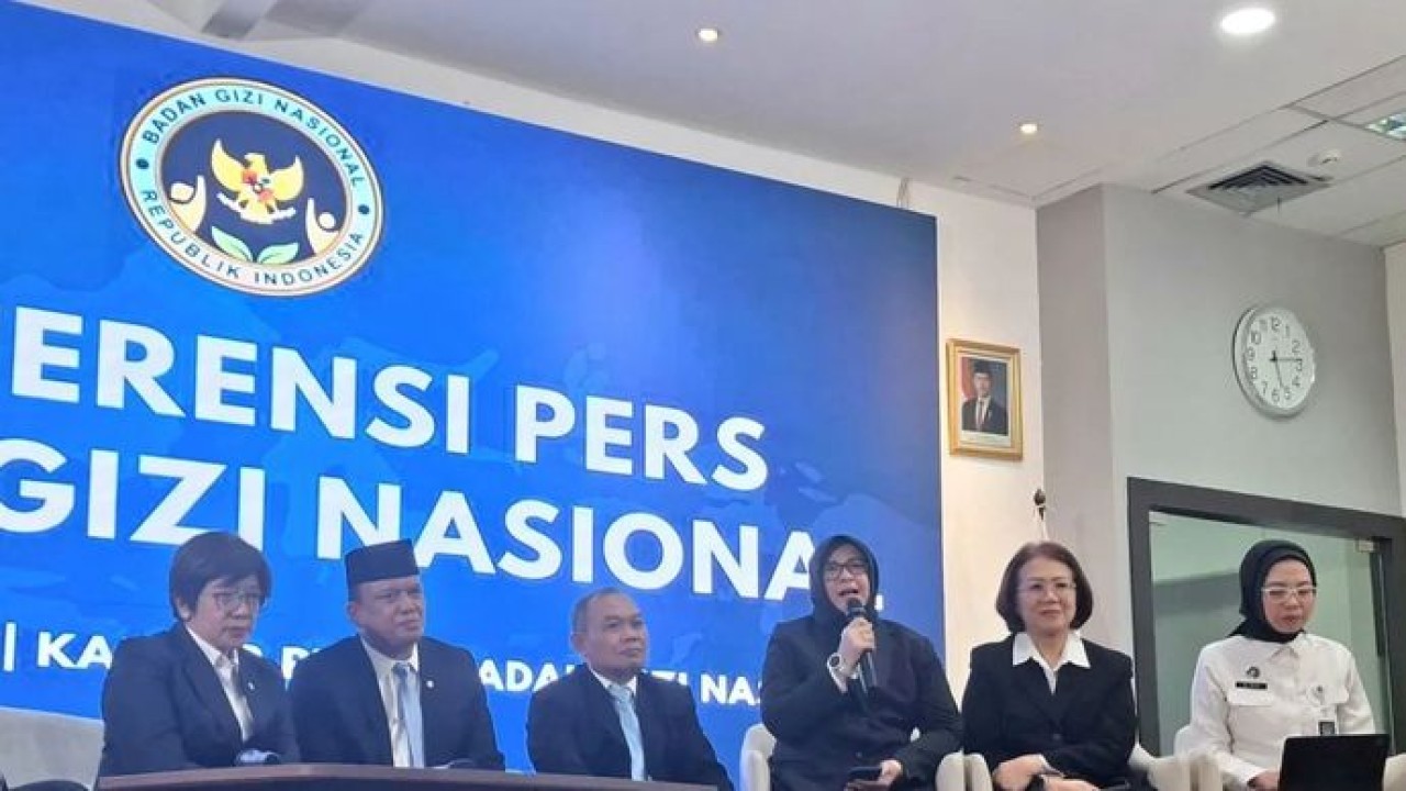 Sekretaris Utama BGN Lili Khamiliyah (tiga dari kanan), Wakil Kepala BGN Agustina Arumsari (paling kiri) dalam konferensi pers di Jakarta, Selasa (21/7/2026). (Antara)