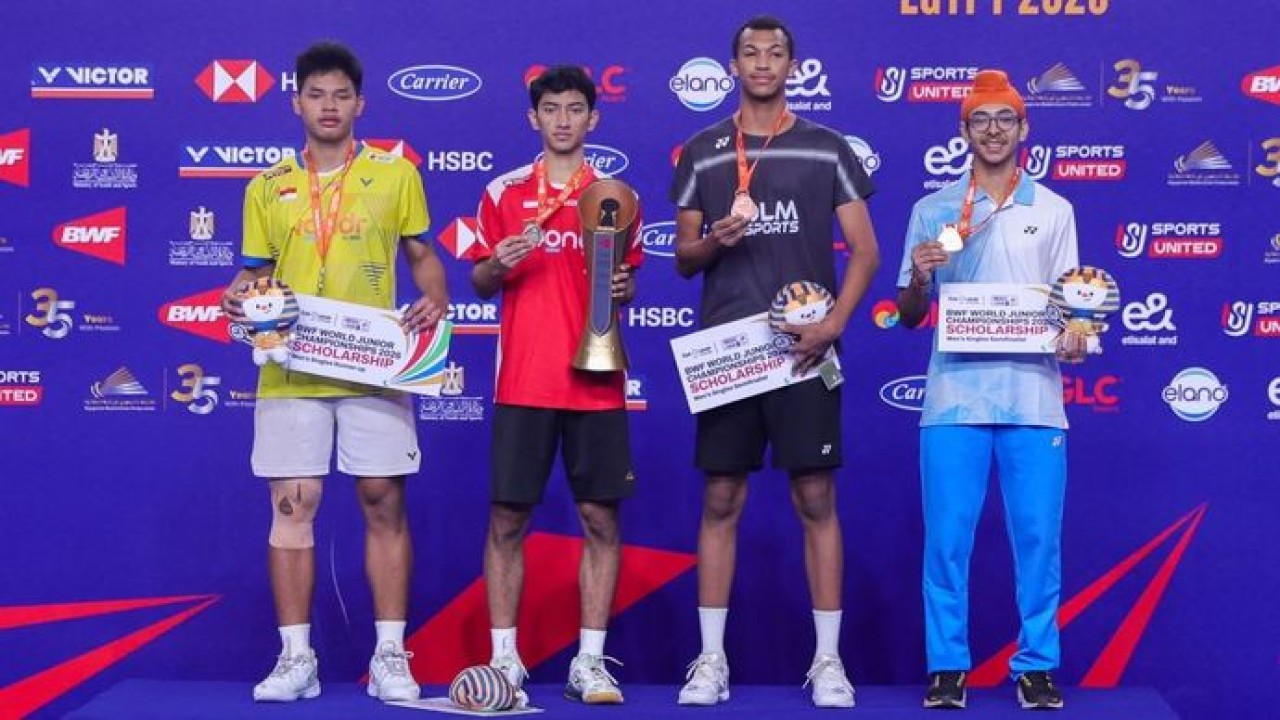 Radithya Bayu Wardhana dan Fardhan Rainanda Joe usai menciptakan All Indonesian Final di sektor tunggal putra BWF World Junior Championships 2026 di Kairo, Mesir.