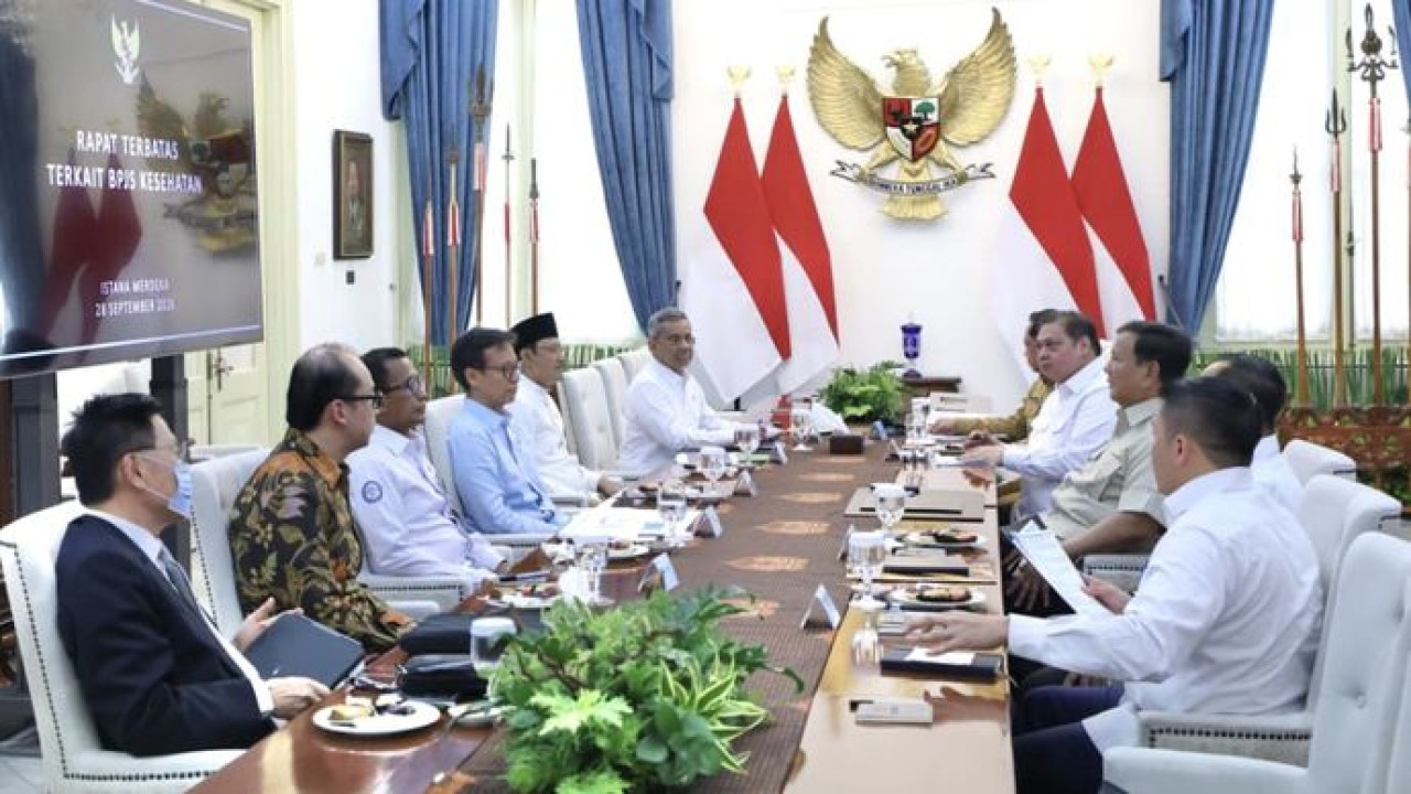 Presiden Prabowo Subianto menggelar rapat terbatas bersama sejumlah Menteri Kabinet Merah Putih di Istana Merdeka, Jakarta (Setpres)
