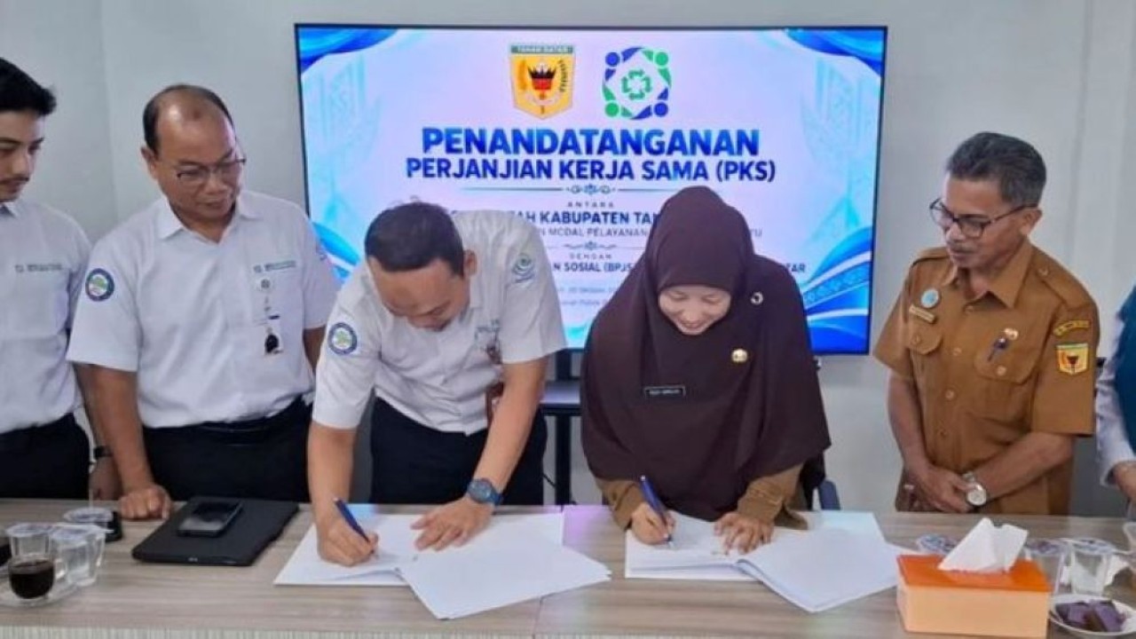 Penandatanganan perjanjian Kerjasama (PKS) antara BPJS Kesehatan Cabang Payakumbuh dengan Dinas Penanaman Modal dan Pelayanan Terpadu Satu Pintu Tanah Data. (Foto: Antara)