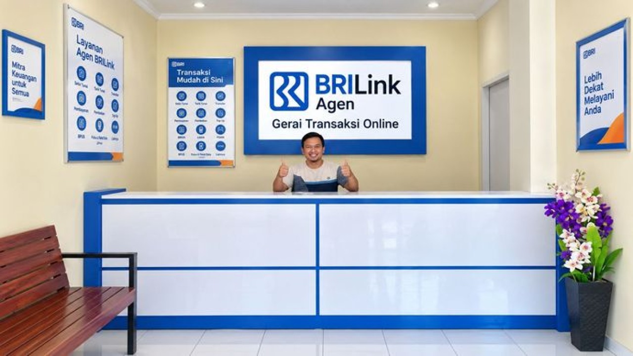 Aktif jemput bola transaksi warga, kiprah BRILink Agen Ria Irawan topang roda ekonomi petani dan pengusaha kelapa di Indragiri Hilir (BRI)