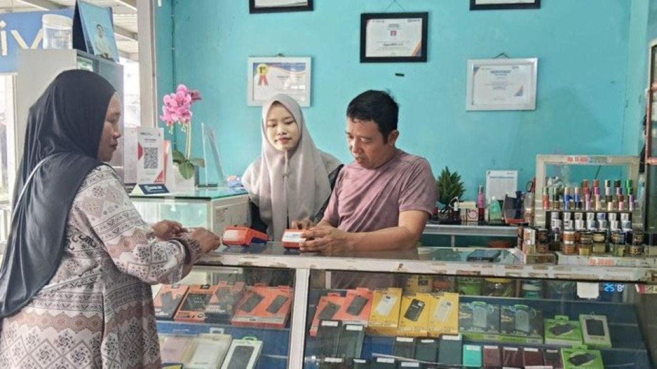Pemilik BRILink Agen asal Desa Jelapat 2, Kabupaten Barito Kuala, Kalimantan Selatan, Ijay, yang mampu membuka lapangan pekerjaan bagi warga sekitar hingga mendekatkan bantuan pemerintah kepada ribuan keluarga penerima manfaat. (Foto: Dok/Istimewa/BRI)