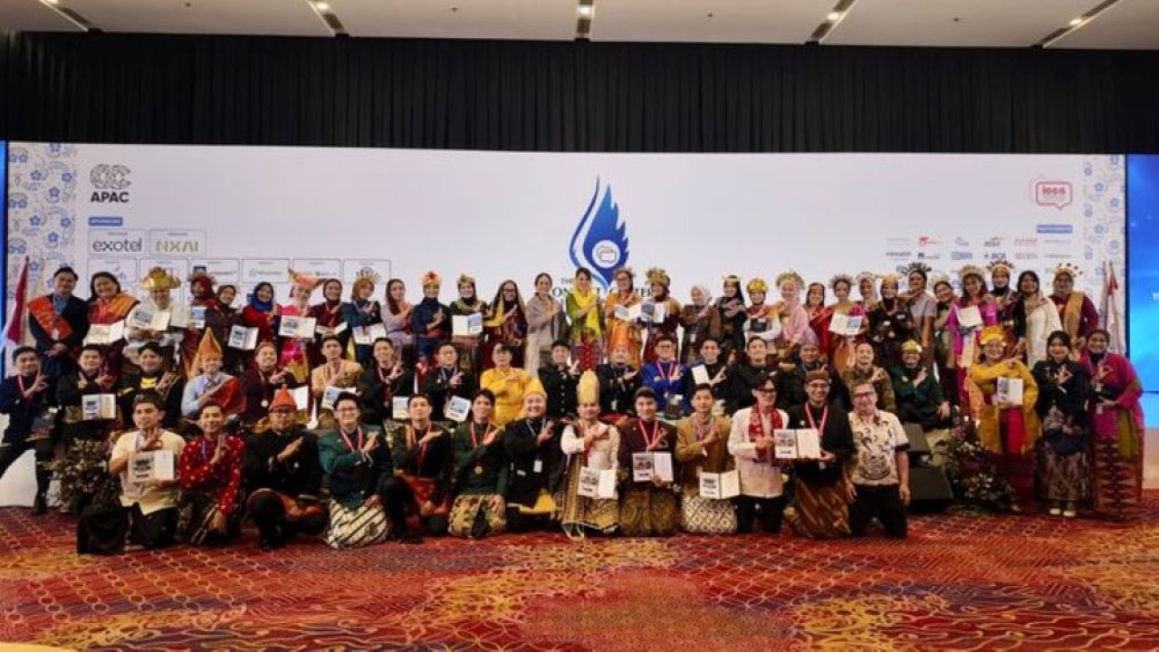 Perwakilan insan BRILiaN berfoto bersama usai menerima penghargaan dalam ajang The Best Contact Center Indonesia (TBCCI) 2026. (Foto: Dok/Istimewa/BRI)