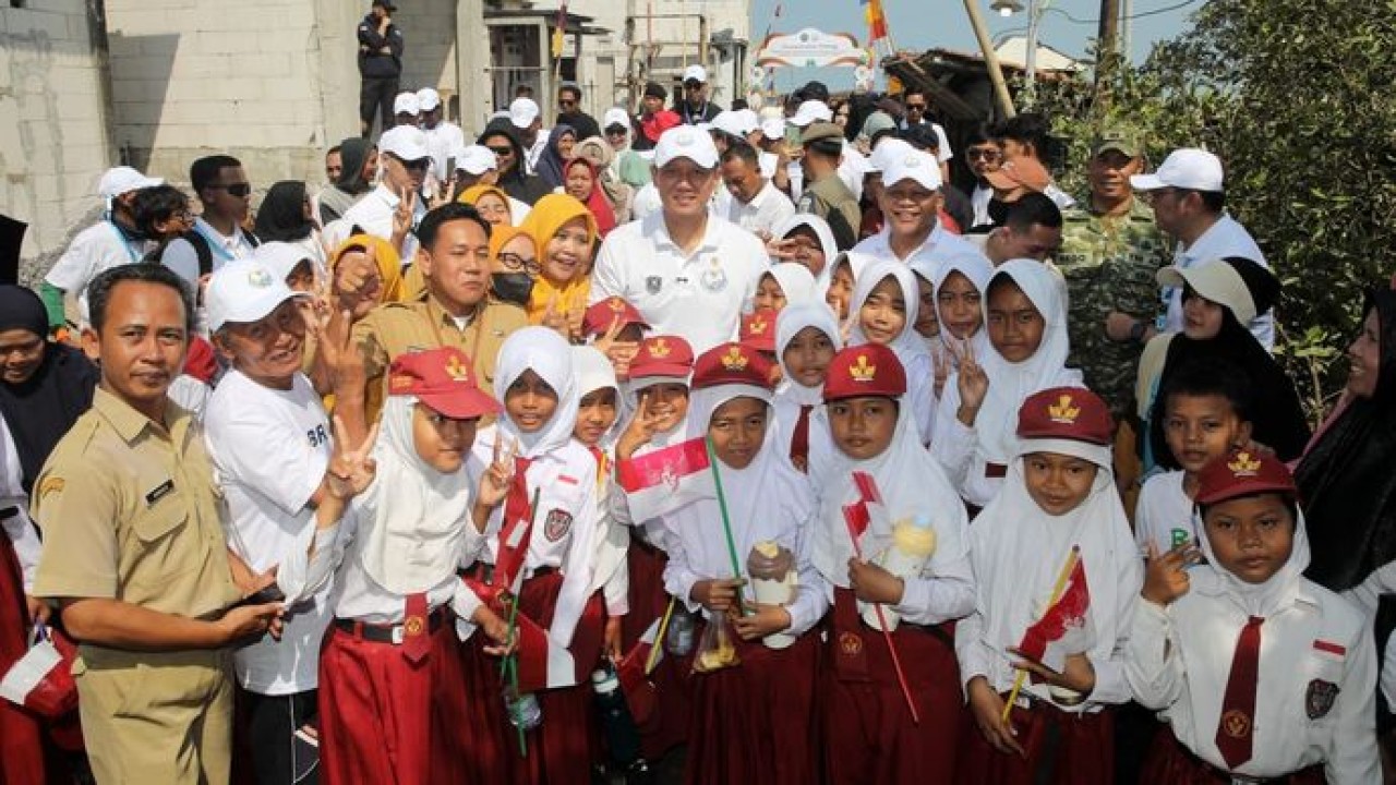 BRI tanam 30 ribu bibit mangrove dan manfaatkan sampah jadi pemecah ombak melalui Program BRI Peduli. (BRI)