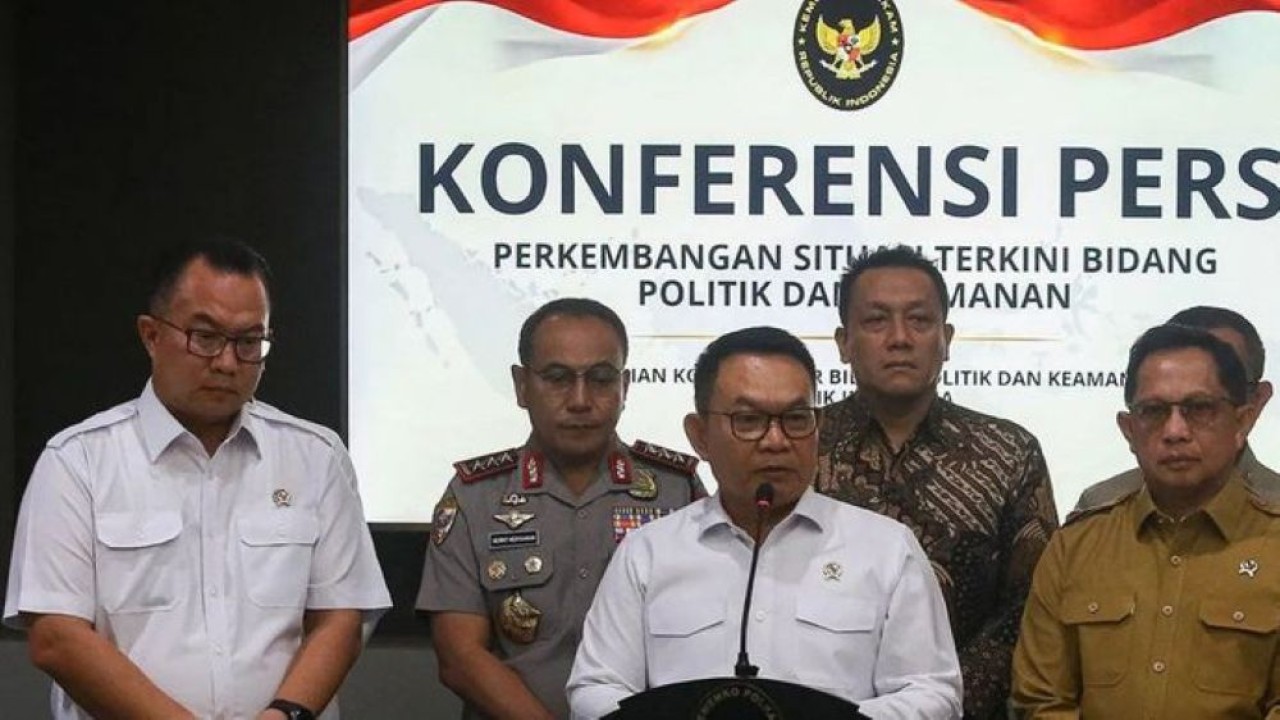 Menko Polkam Dudung Abdurachman (tengah) didampingi Mendagri Tito Karnavian (kanan), Wakil Menteri Lingkungan Hidup Diaz Faisal Malik Hendropriyono (kedua kanan), Kabaharkam Polri Komjen Herry Heryawan (kedua kiri), dan Kepala BRIN Arif Satria (kiri) menyampaikan keterangan pers seusai menggelar rapat koordinasi tentang situasi terkini bidang politik dan keamanan di Gedung Kemenko Polkam, Jakarta, Senin (19/10/2026). (Foto: Antara)