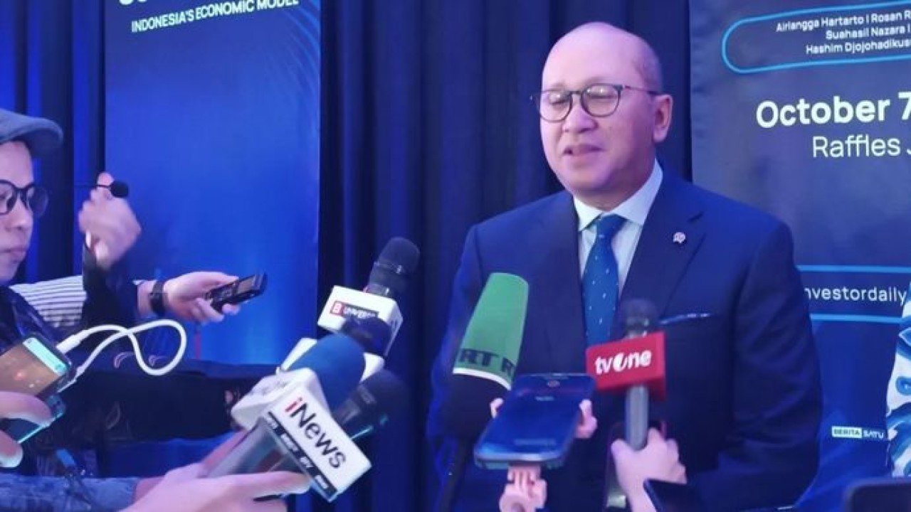Menteri Investasi dan Hilirisasi Rosan Perkasa Roeslani memberi keterangan kepada media di Jakarta, Rabu (7/10/2026) (Antara)